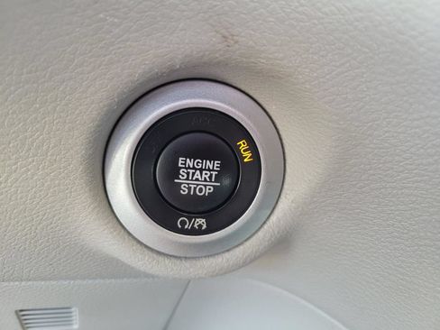 Used 2024 Chrysler Pacifica Touring-L FWD image 22