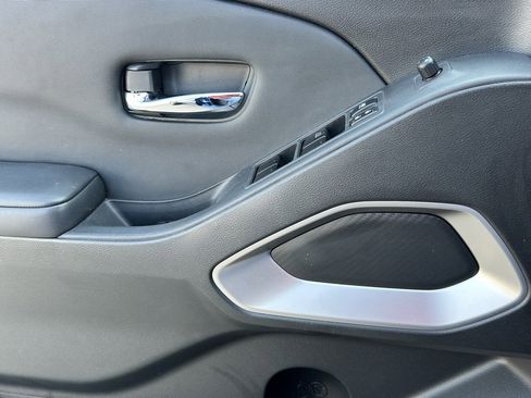 Certified 2024 Nissan Frontier SV image 9