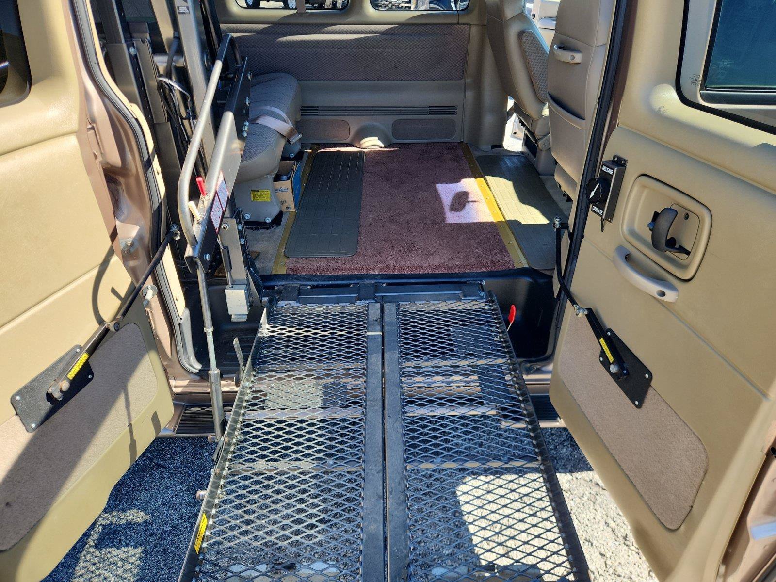 Used 2001 Chevrolet Express 1500 Passenger w/ LS Preferred Equipment Group RWD image 11