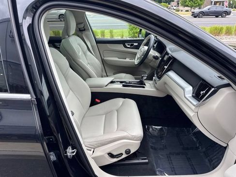 Used 2019 Volvo XC60 T5 Momentum w/ Multimedia Package AWD/4WD image 15