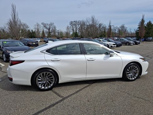 Certified 2025 Lexus ES 300h w/ Technology Package image 8