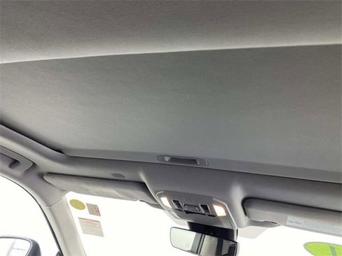 Used 2021 Toyota Highlander XLE image 12