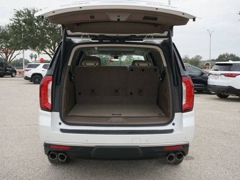 Used 2021 GMC Yukon XL Denali w/ Denali Premium Package image 9