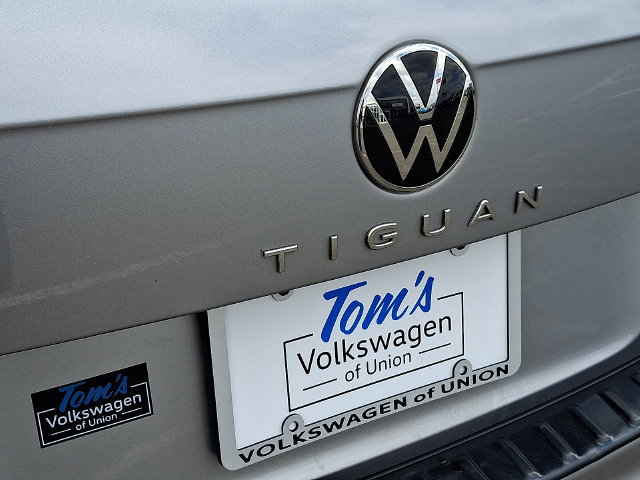 Used 2024 Volkswagen Tiguan SE R-Line AWD/4WD image 29