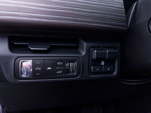 Used 2025 GMC Sierra EV Denali AWD/4WD image 9