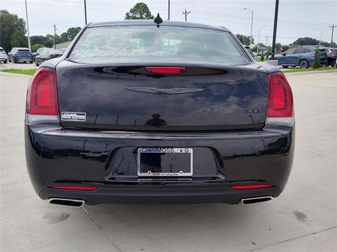 Used 2023 Chrysler 300 Touring w/ Sport Appearance Package image 5