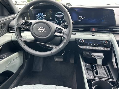 Used 2025 Hyundai Elantra Limited FWD image 23