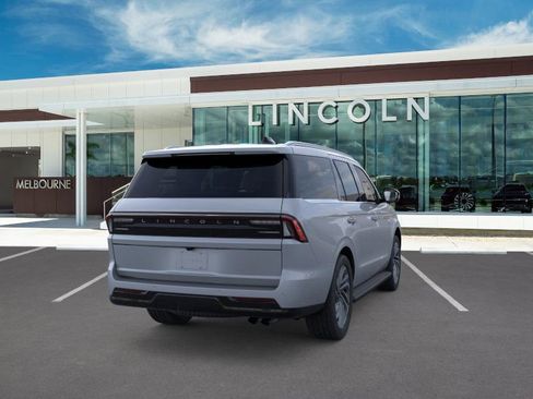 New 2026 Lincoln Navigator Premiere image 8