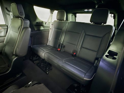 Used 2023 Chevrolet Suburban Premier image 29