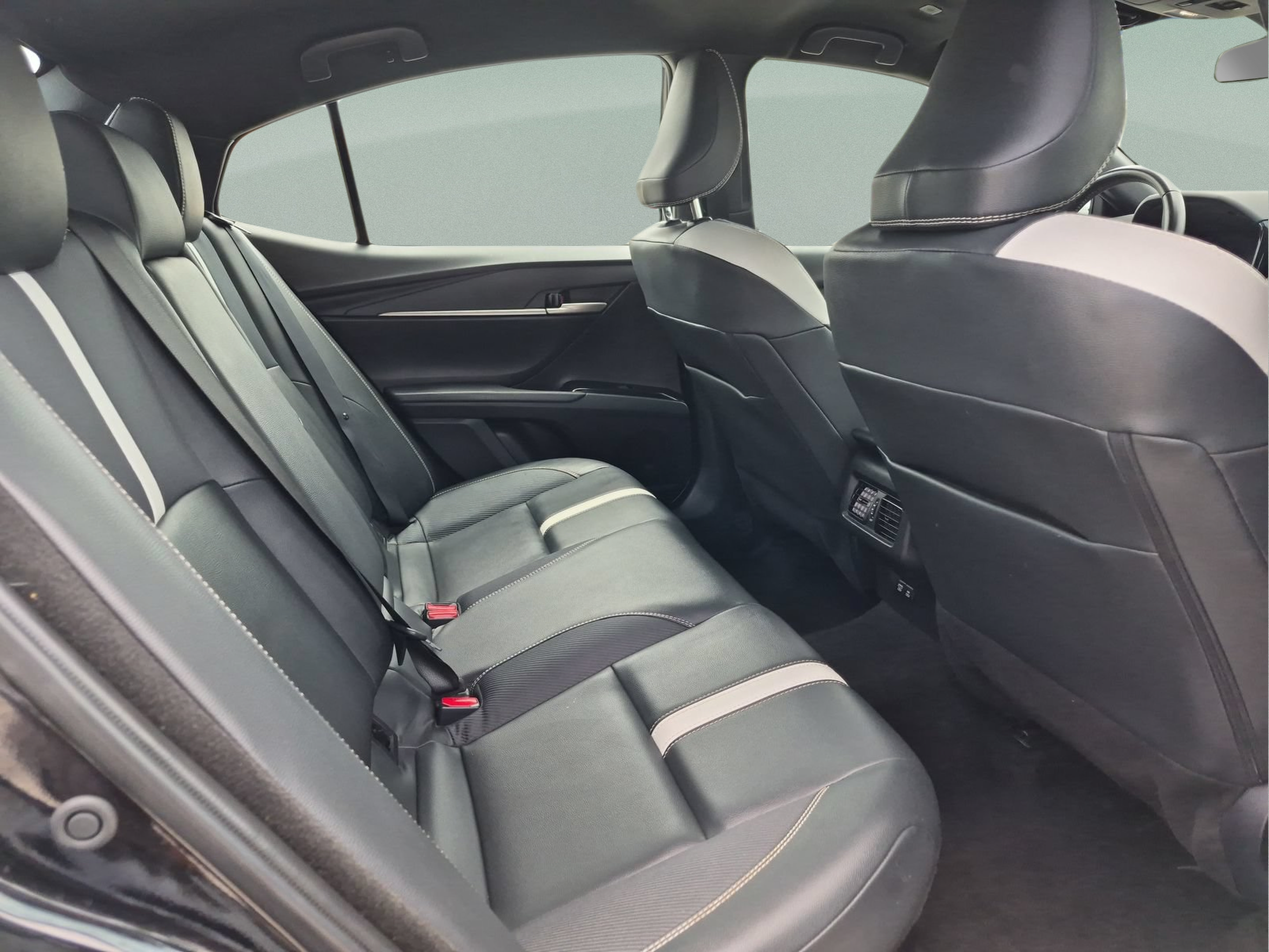 Used 2025 Toyota Camry SE FWD image 18