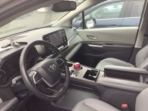 Used 2024 Toyota Sienna XLE FWD image 2