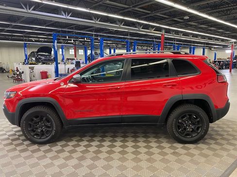 Used 2019 Jeep Cherokee Trailhawk AWD/4WD image 3