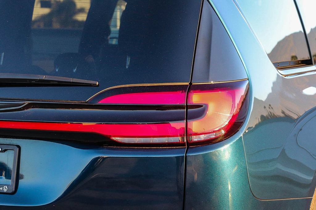 Used 2025 Chrysler Pacifica Limited FWD image 10