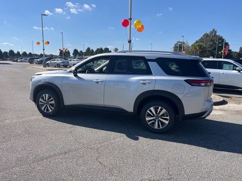New 2025 Nissan Pathfinder SL image 4
