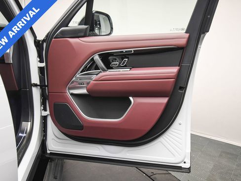 Used 2025 Land Rover Range Rover SE image 46