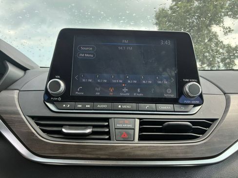 Used 2025 Nissan Altima 2.5 SV FWD image 16