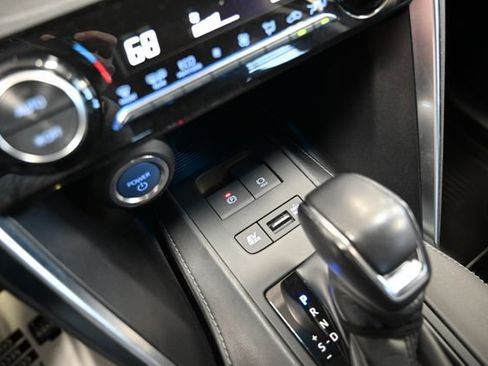 Used 2022 Toyota Venza LE AWD/4WD image 19