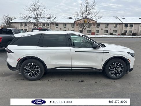 Used 2026 Lincoln Nautilus Premier image 4