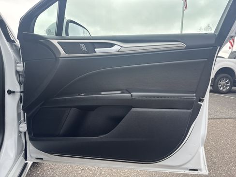 Used 2018 Ford Fusion SE image 27