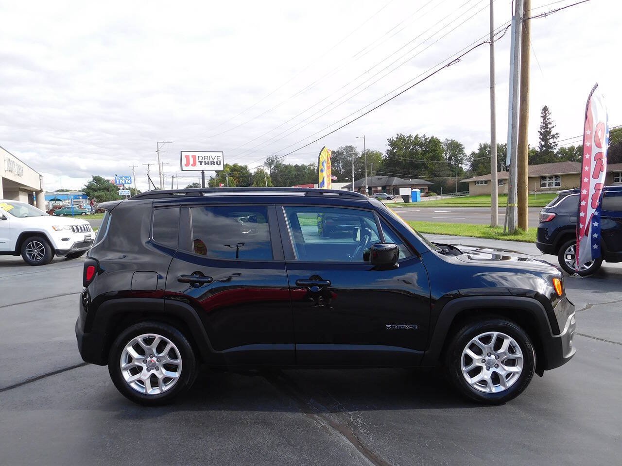 Used 2017 Jeep Renegade Latitude FWD image 2
