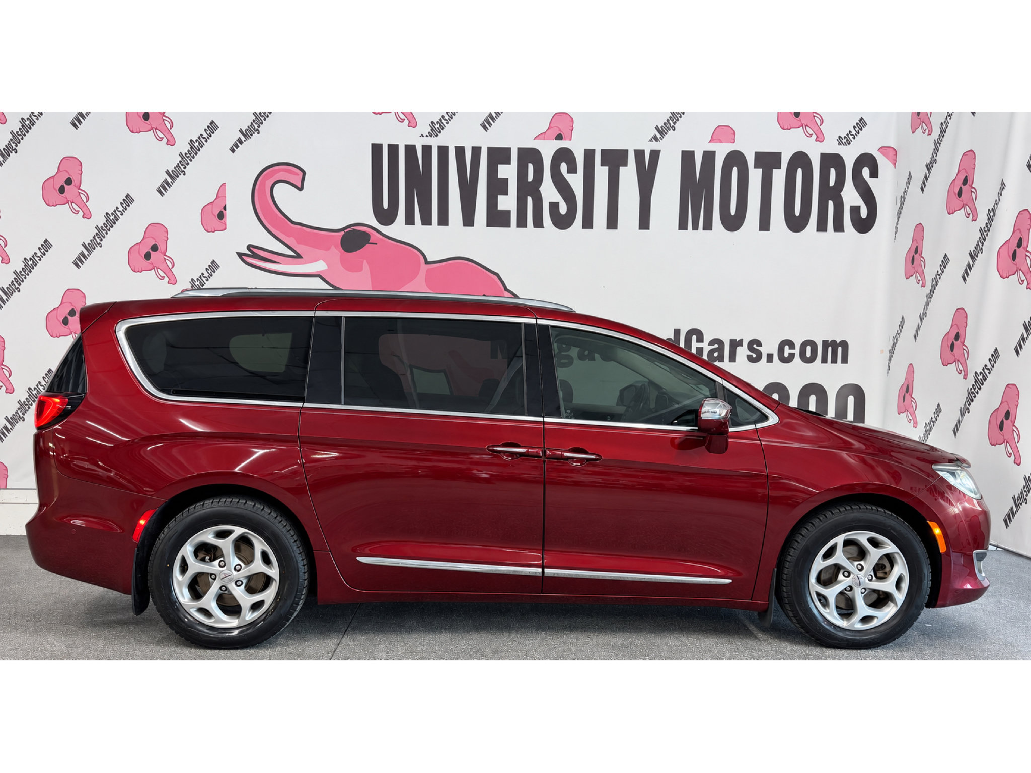 Used 2019 Chrysler Pacifica Limited w/ Tire & Wheel Group FWD image 8