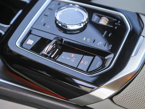 Used 2025 BMW 750e xDrive w/ Premium Package image 16