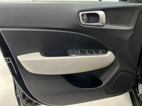 Used 2025 Hyundai Venue SEL image 11