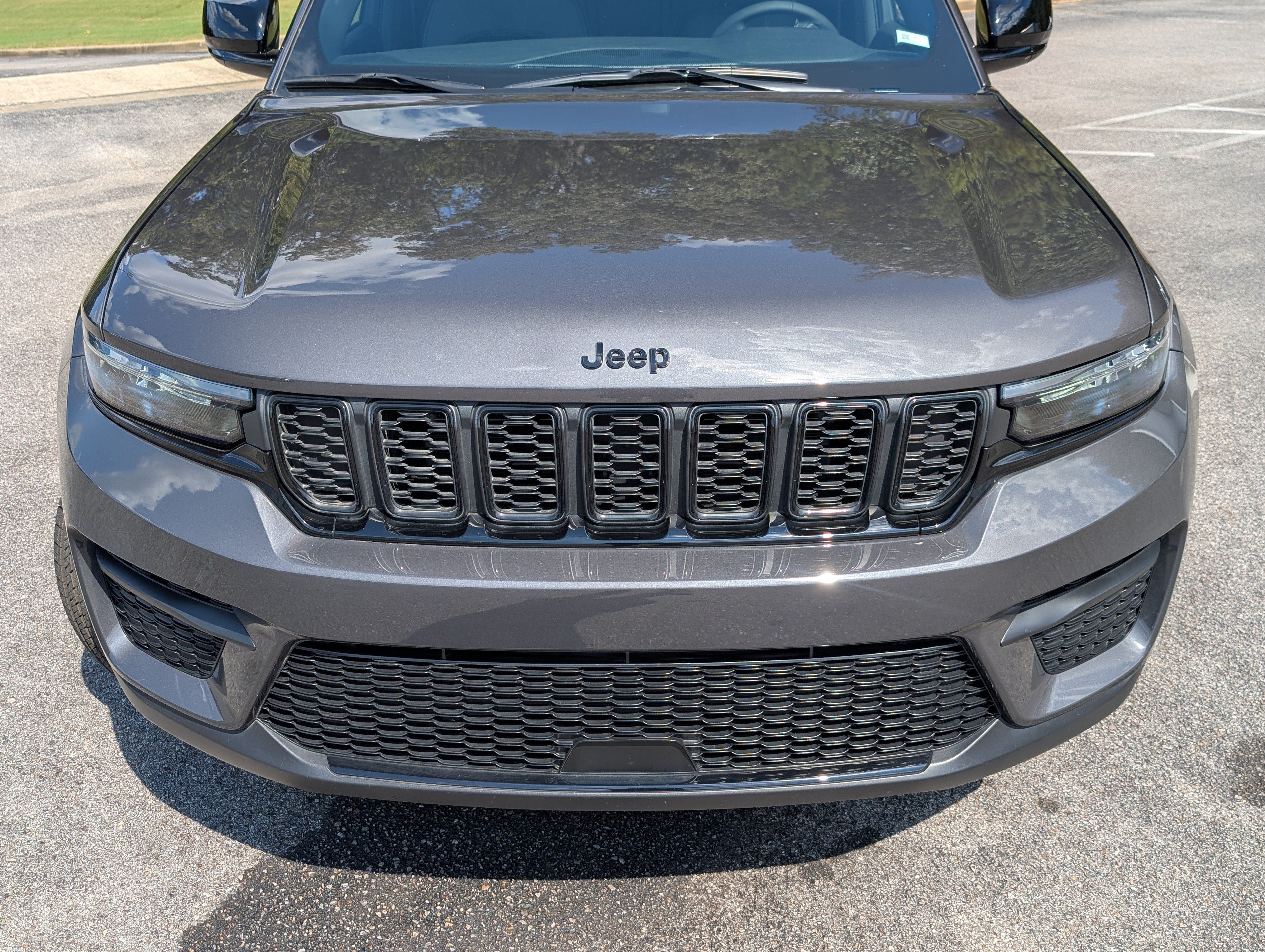 Used 2024 Jeep Grand Cherokee Altitude RWD image 12