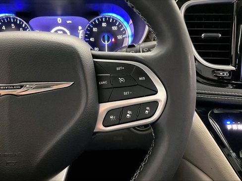 Used 2023 Chrysler Pacifica Limited FWD image 19