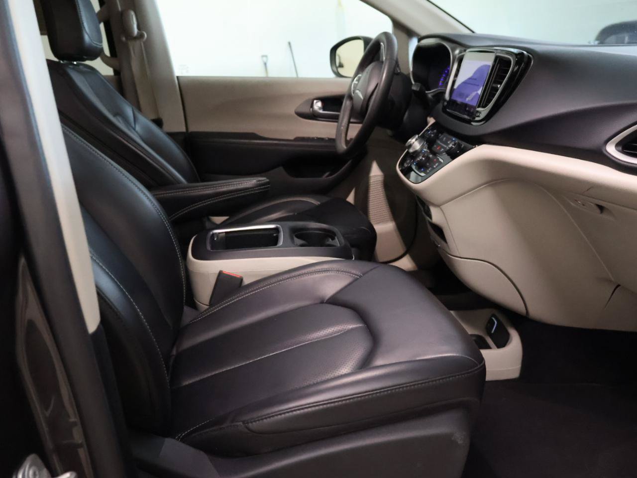 Used 2025 Chrysler Pacifica Select FWD image 44