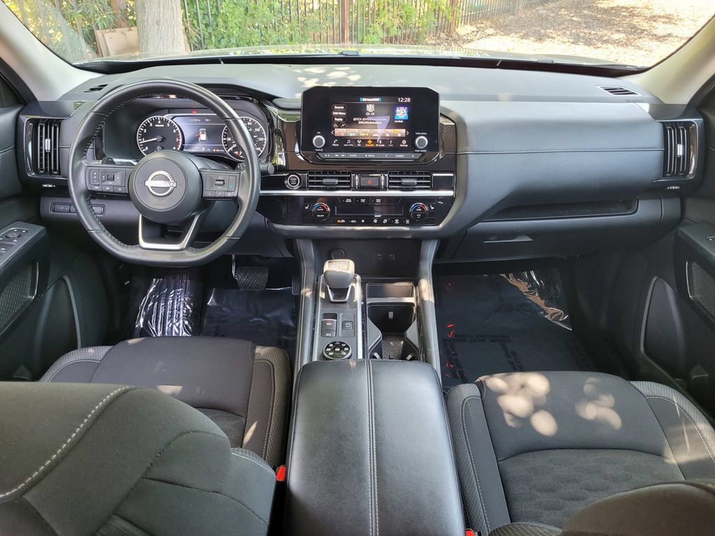 Used 2024 Nissan Pathfinder SV AWD/4WD image 17