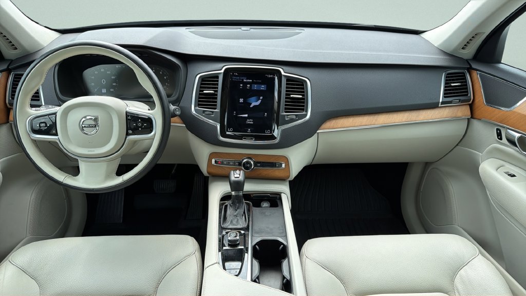 Used 2022 Volvo XC90 T5 Momentum w/ Protection Package Premier FWD image 12