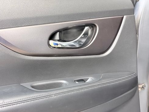 Used 2016 Nissan Rogue SV FWD image 17