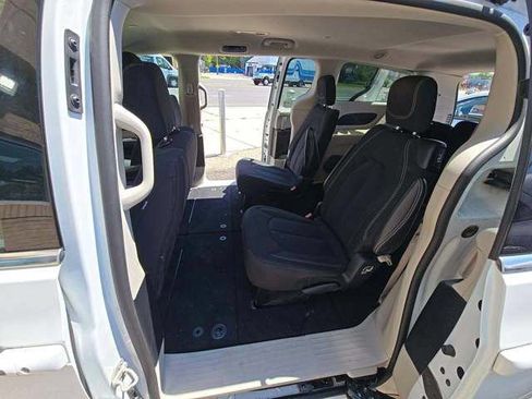 Used 2023 Chrysler Voyager LX FWD image 4