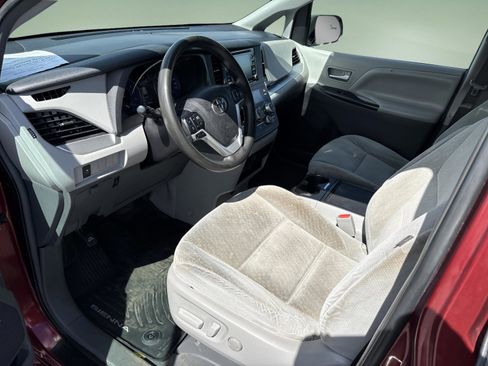 Used 2019 Toyota Sienna LE w/ Outdoor Package image 20