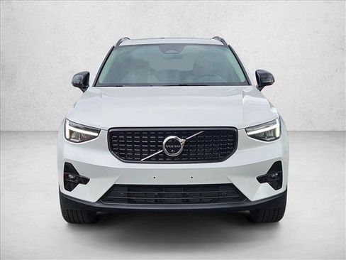 Used 2025 Volvo XC40 B5 Plus image 2