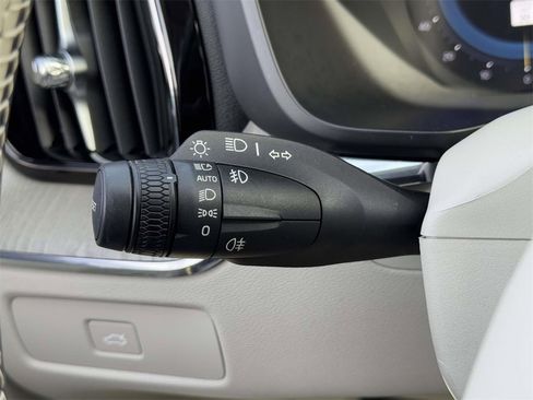 Used 2023 Volvo XC60 B5 Plus image 21