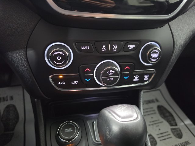Used 2020 Jeep Cherokee Limited AWD/4WD image 16