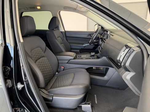 Used 2024 Nissan Pathfinder S image 40