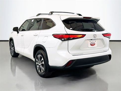 Used 2023 Toyota Highlander XLE image 6