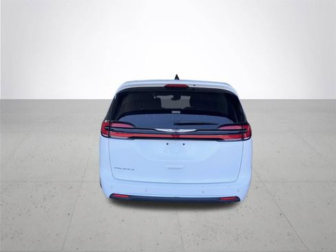 Used 2023 Chrysler Pacifica Touring-L FWD image 3