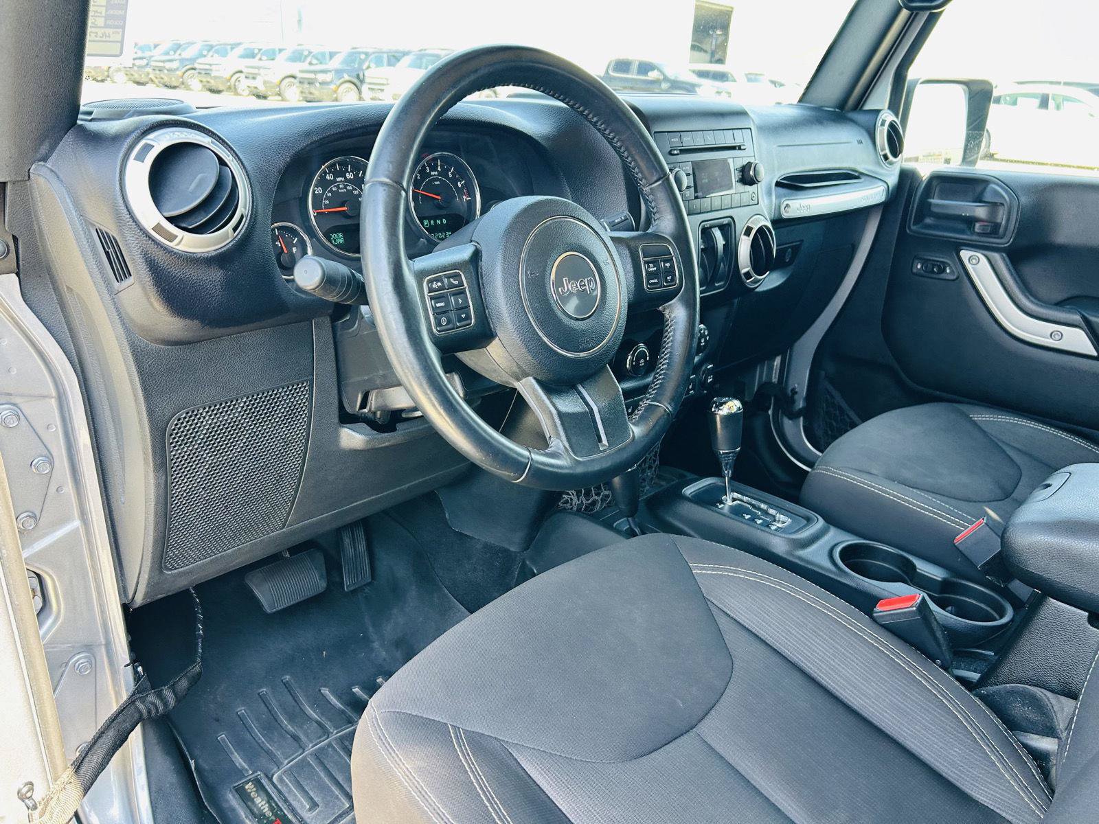 Used 2017 Jeep Wrangler Sahara w/ Connectivity Group AWD/4WD image 6