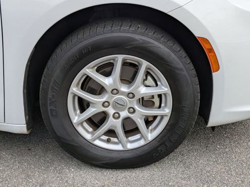 Used 2023 Chrysler Pacifica Touring-L image 12