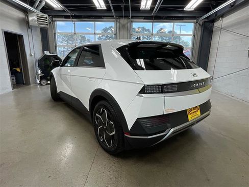 Used 2024 Hyundai Ioniq 5 SE image 3