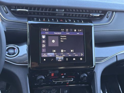 Used 2023 Jeep Grand Cherokee Laredo w/ Luxury Tech Group I image 18