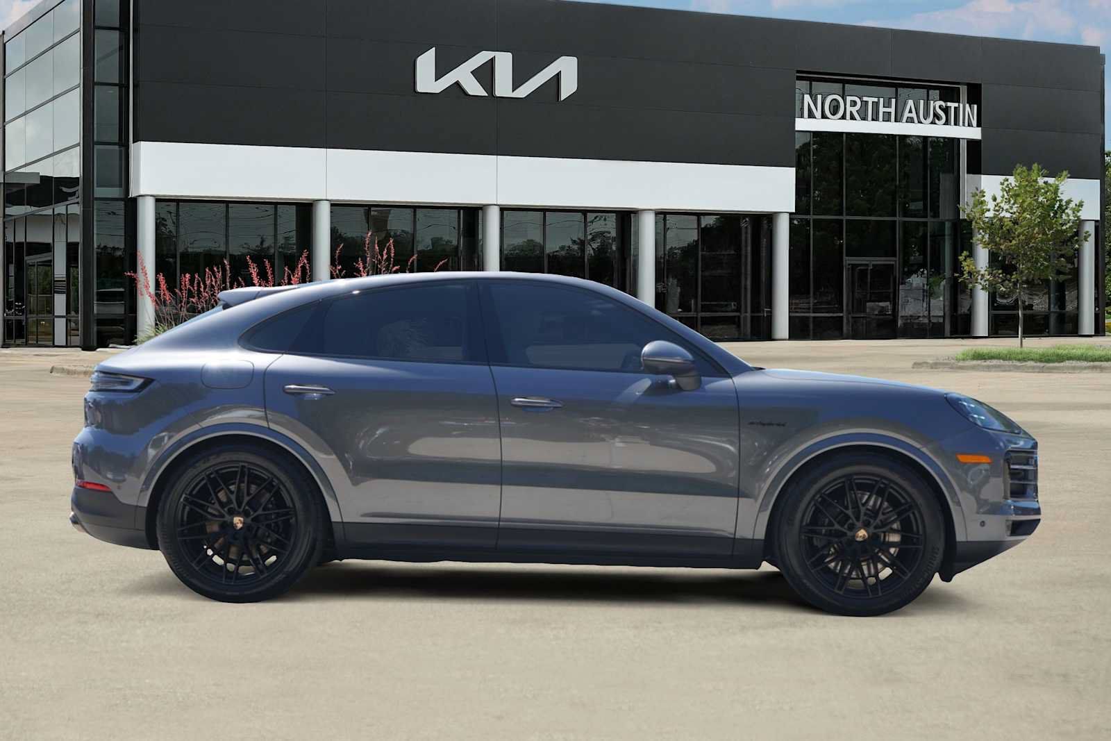 Used 2025 Porsche Cayenne S AWD/4WD image 6