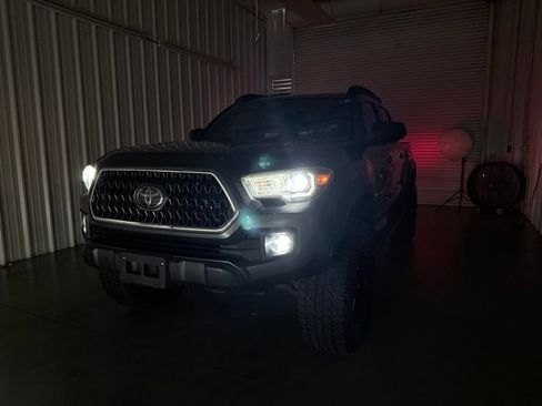 Used 2019 Toyota Tacoma TRD Off-Road w/ Technology Package AWD/4WD image 7