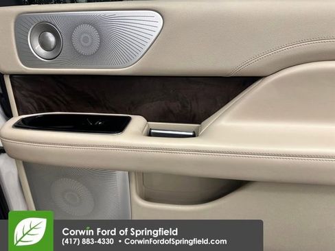 Used 2019 Lincoln Navigator Reserve image 17