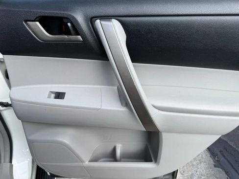 Used 2010 Toyota Highlander SE image 26
