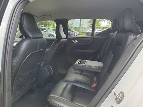 Used 2022 Volvo XC40 T5 Momentum image 8